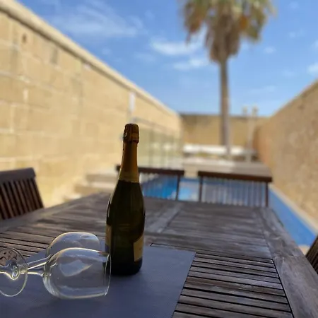 Ta' Rozi 5 Bedrooms, 6 Bathrooms And Private Pool Għarb