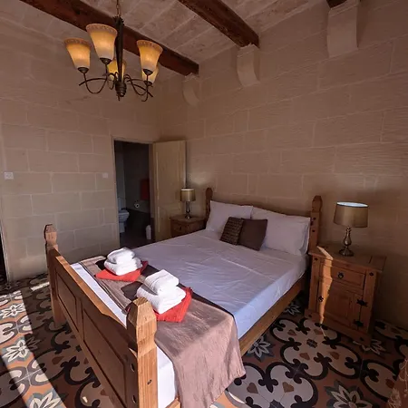 Ta' Rozi 5 Bedrooms, 6 Bathrooms And Private Pool Villa Għarb