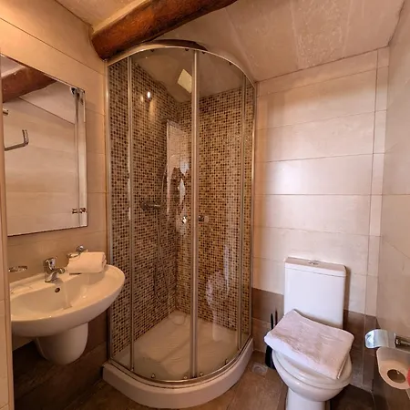 Villa Ta' Rozi 5 Bedrooms, 6 Bathrooms And Private Pool *