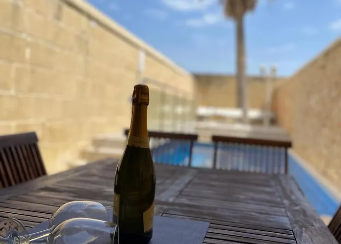 Ta' Rozi 5 Bedrooms, 6 Bathrooms And Private Pool Għarb