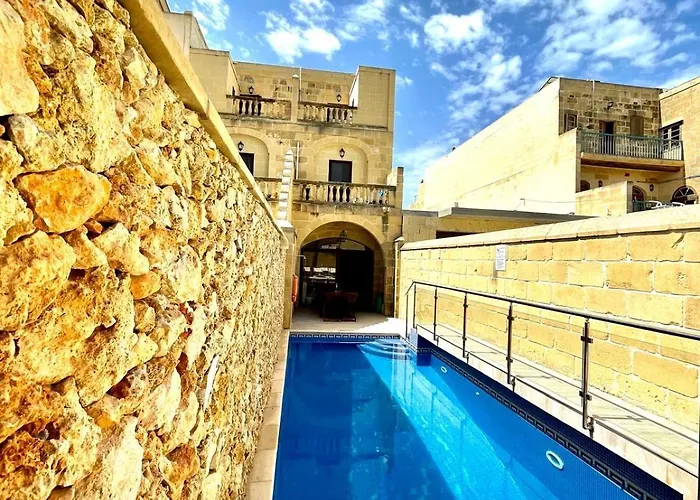 Villa Ta' Rozi 5 Bedrooms, 6 Bathrooms And Private Pool Għarb