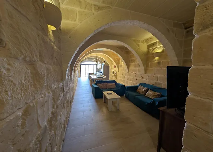 Ta' Rozi 5 Bedrooms, 6 Bathrooms And Private Pool Villa Għarb