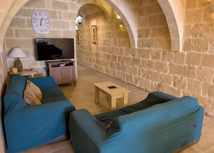 Ta' Rozi 5 Bedrooms, 6 Bathrooms And Private Pool Għarb